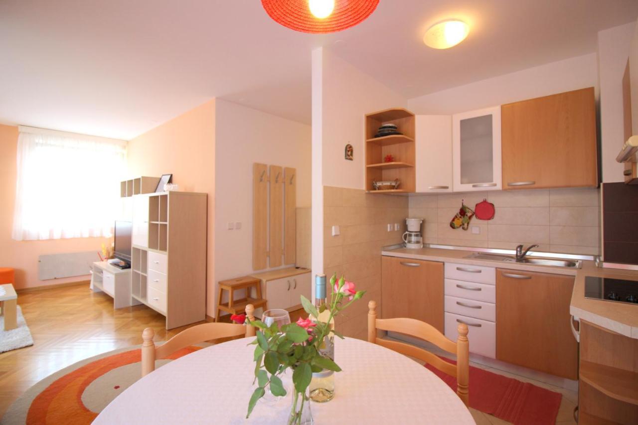 Apartment Vojka In City Center Poreč Exteriör bild